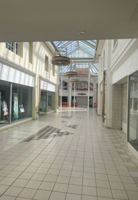 Clean shopping centre floor